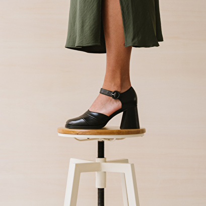 Babies with heel and strap in black leather | destinee