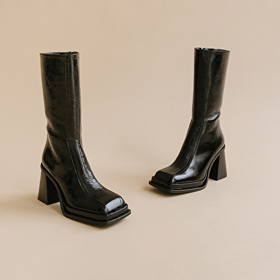 Boots with heel, platform and square toe in glazed black leather | bagna