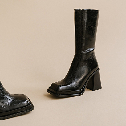 Boots with heel, platform and square toe in glazed black leather | bagna