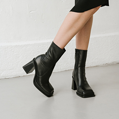 Platform boots with square toe in black leather | banana