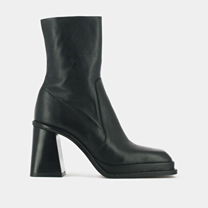 Platform boots with square toe in black leather | banana