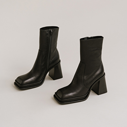Platform boots with square toe in black leather | banana