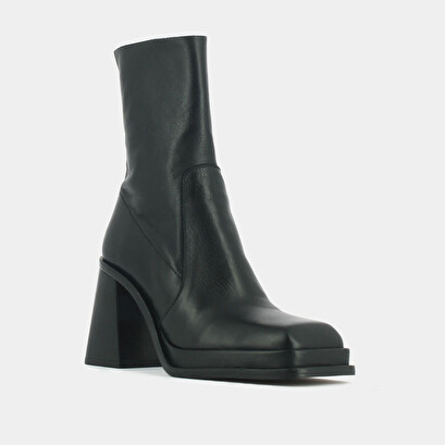 Platform boots with square toe in black leather | banana