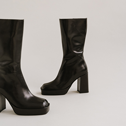 Platform boots with square toe in black leather | boulier