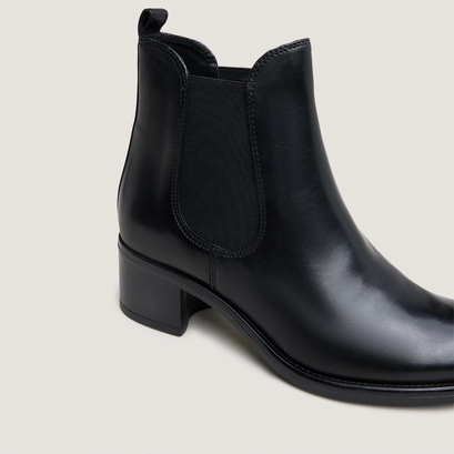 Heeled lowboots in black leather | calcutto