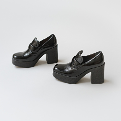 Platform loafers with square toe black