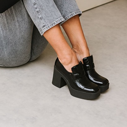 Platform loafers with square toe black