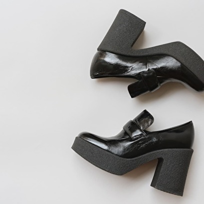 Platform loafers with square toe black