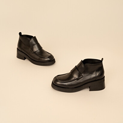Loafer with tongue and square toe black