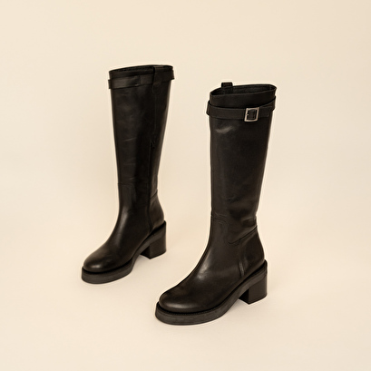 Heeled boots with silver detail in black greased leather | acia