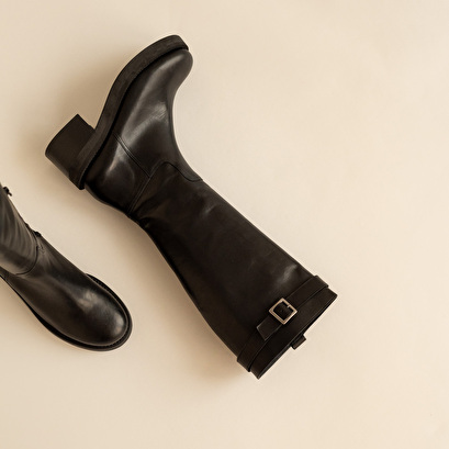 Heeled boots with silver detail in black greased leather | acia
