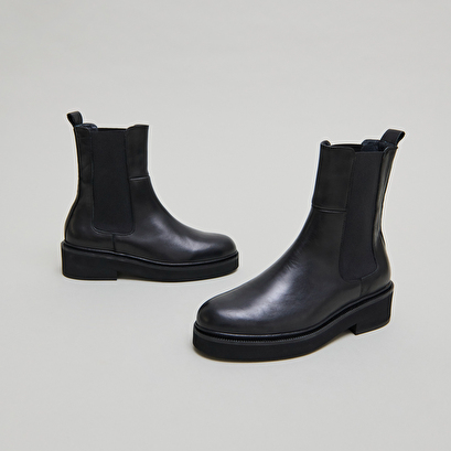 Boots &agrave; &eacute;lastiques in black leather | dado