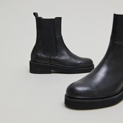 Boots &agrave; &eacute;lastiques in black leather | dado