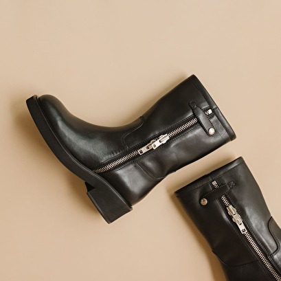 Heeled boots with double zip in black leather | dianette