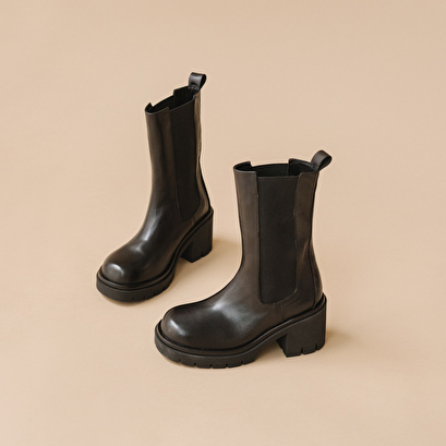 Boots with notched soles and elastic in black leather | reagan