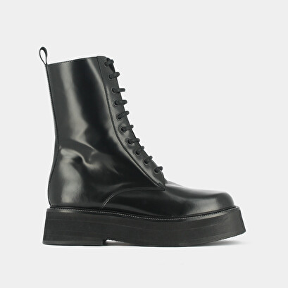 Boots with laces and thick sole in black shiny leather | daffia