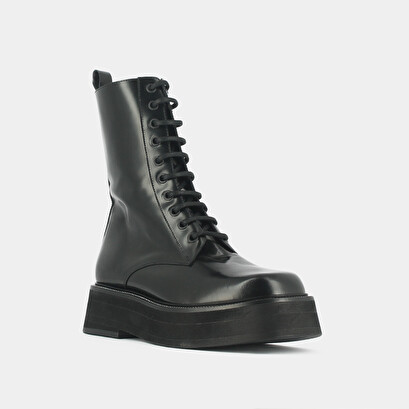 Boots with laces and thick sole in black shiny leather | daffia