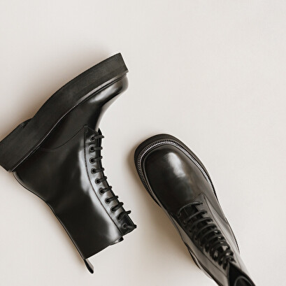 Boots with laces and thick sole in black shiny leather | daffia