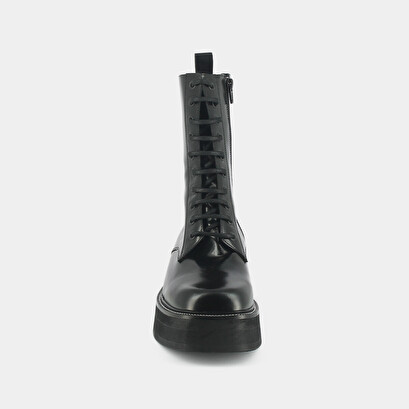 Boots with laces and thick sole in black shiny leather | daffia