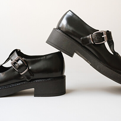 Thick-soled pumps in black shiny leather | didine