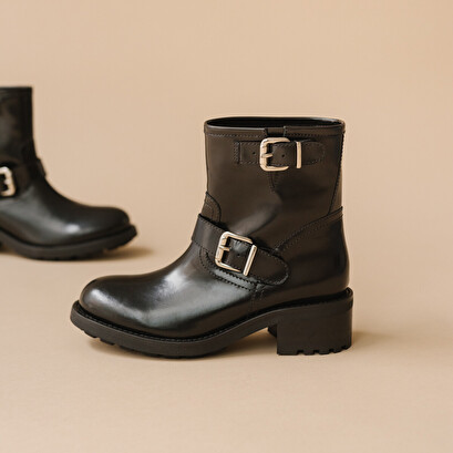 Shoelace boots, notched sole and silver buckle detail black glazed leather | divius
