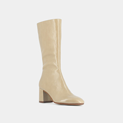 Heeled boots with pointed toe in shiny beige leather | domina