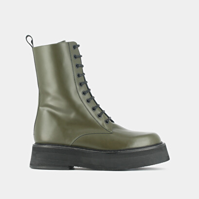 Laced boots with thick sole in shiny khaki leather | daffia