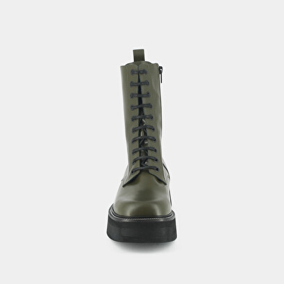 Laced boots with thick sole in shiny khaki leather | daffia