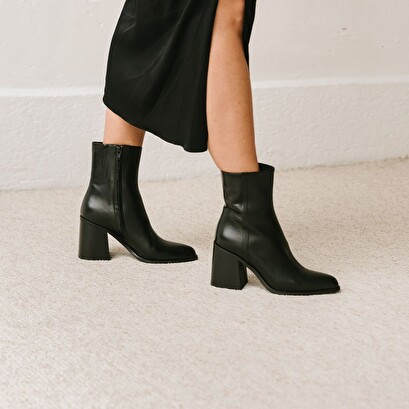 Heeled boots black