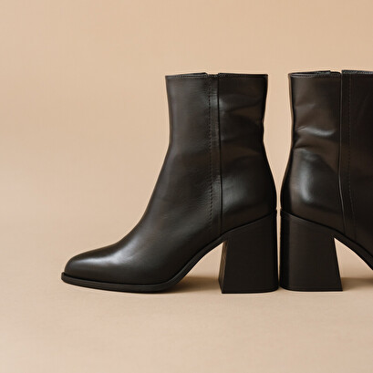 Heeled boots black