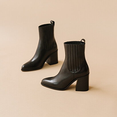 Heeled ankle boots with gathers black