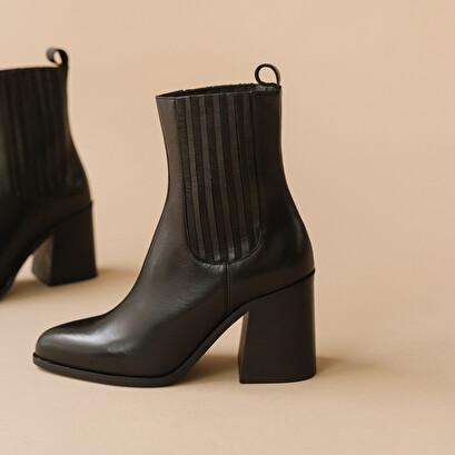 Heeled ankle boots with gathers black