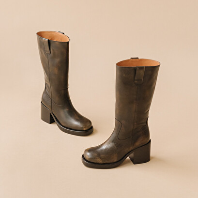 Heeled boots in grey grained leather | dia