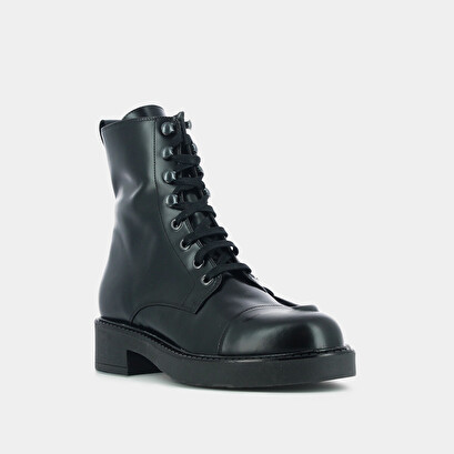 Lace-up boots in black shiny leather | dicker