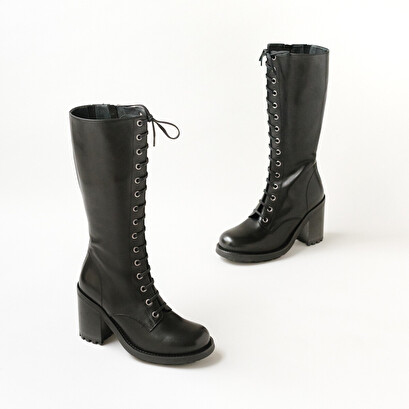 Boots with heels and lacing in black leather | delly