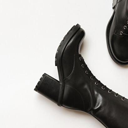 Boots with heels and lacing in black leather | delly