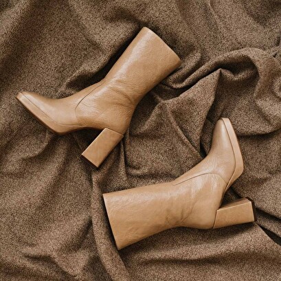 Heeled boots in beige shiny leather | deth
