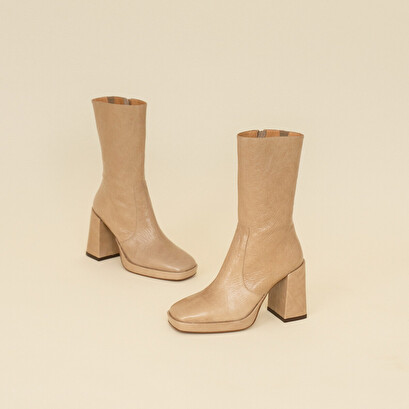 Heeled boots in beige shiny leather | deth