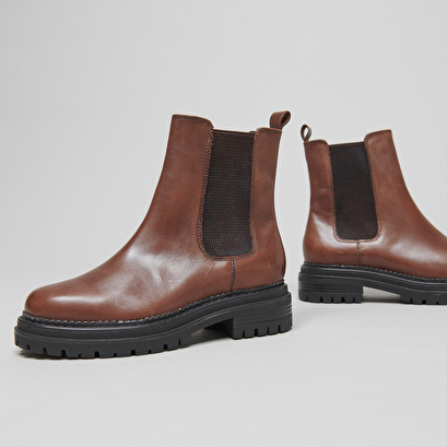 Boots with notched soles and elastic cognac