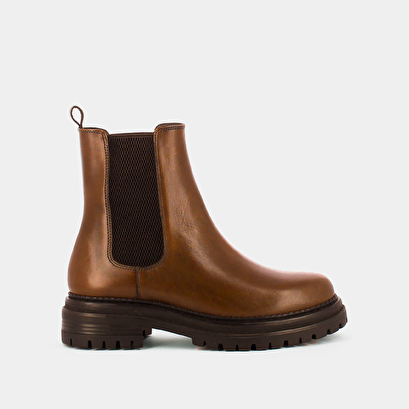 Boots with notched soles and elastic cognac