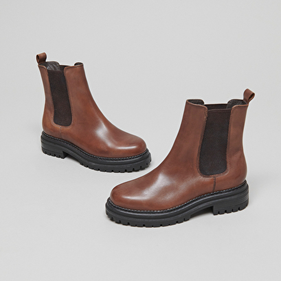 Boots with notched soles and elastic cognac