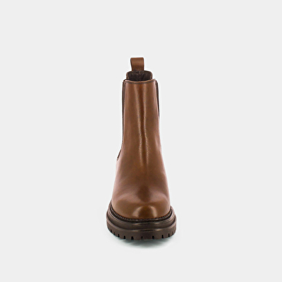 Boots with notched soles and elastic cognac