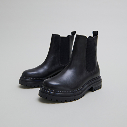 Low boots with notched soles and elastic black