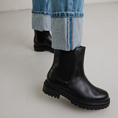 Low boots with notched soles and elastic black