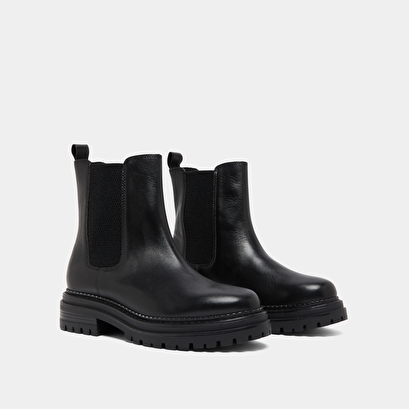 Low boots with notched soles and elastic black