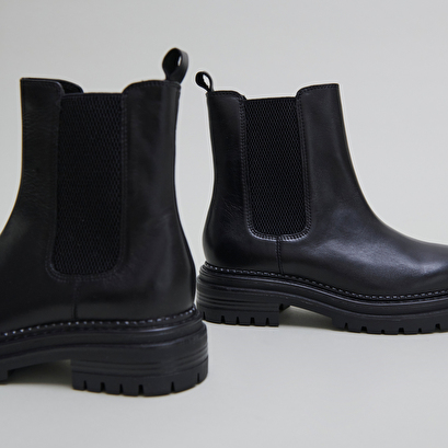 Low boots with notched soles and elastic black