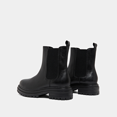 Low boots with notched soles and elastic black