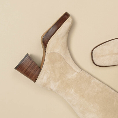 Platform boots in beige suede | betina