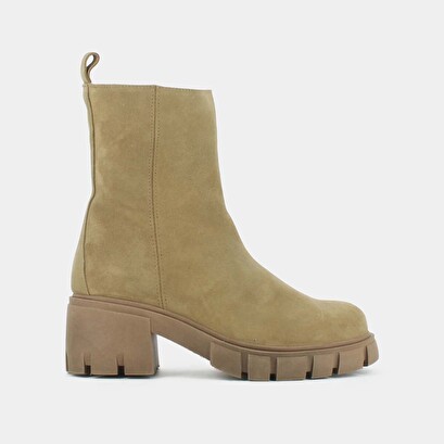 Heeled boots with notched soles in beige suede | manet