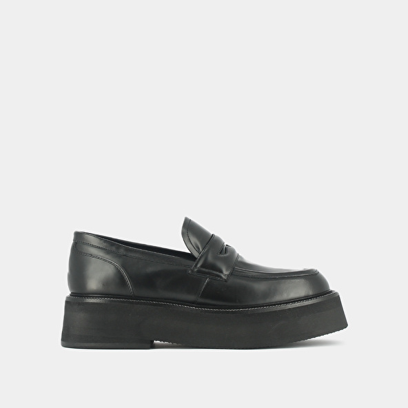 Platform loafers in black glazed leather | DAFFY
